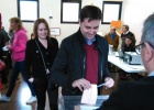 El candidato socialista, Daniel de la Rosa ejerciendo su derecho al voto.
